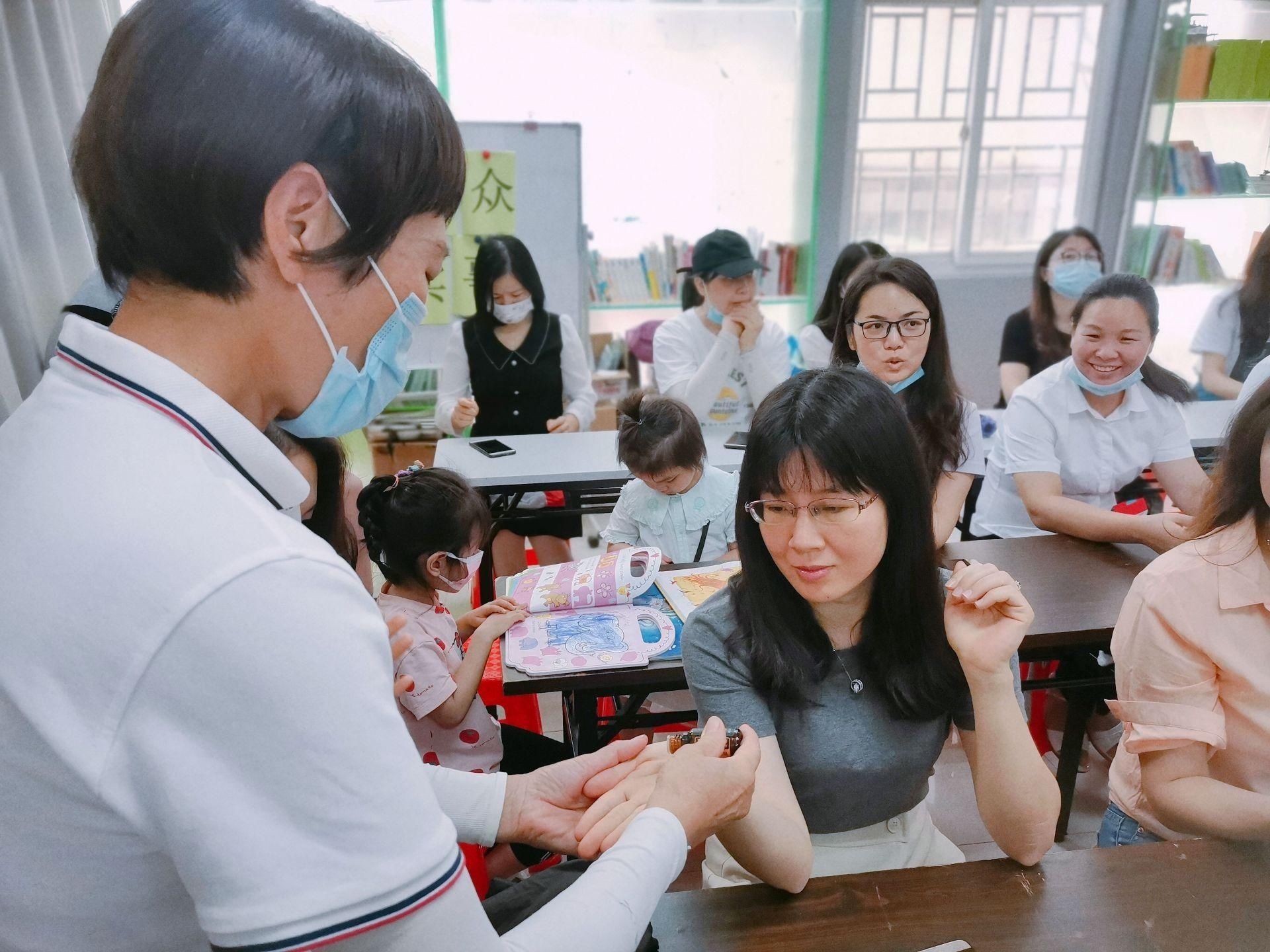 “魅力女性，唇享生活” 福华社区女性自制口红庆节日