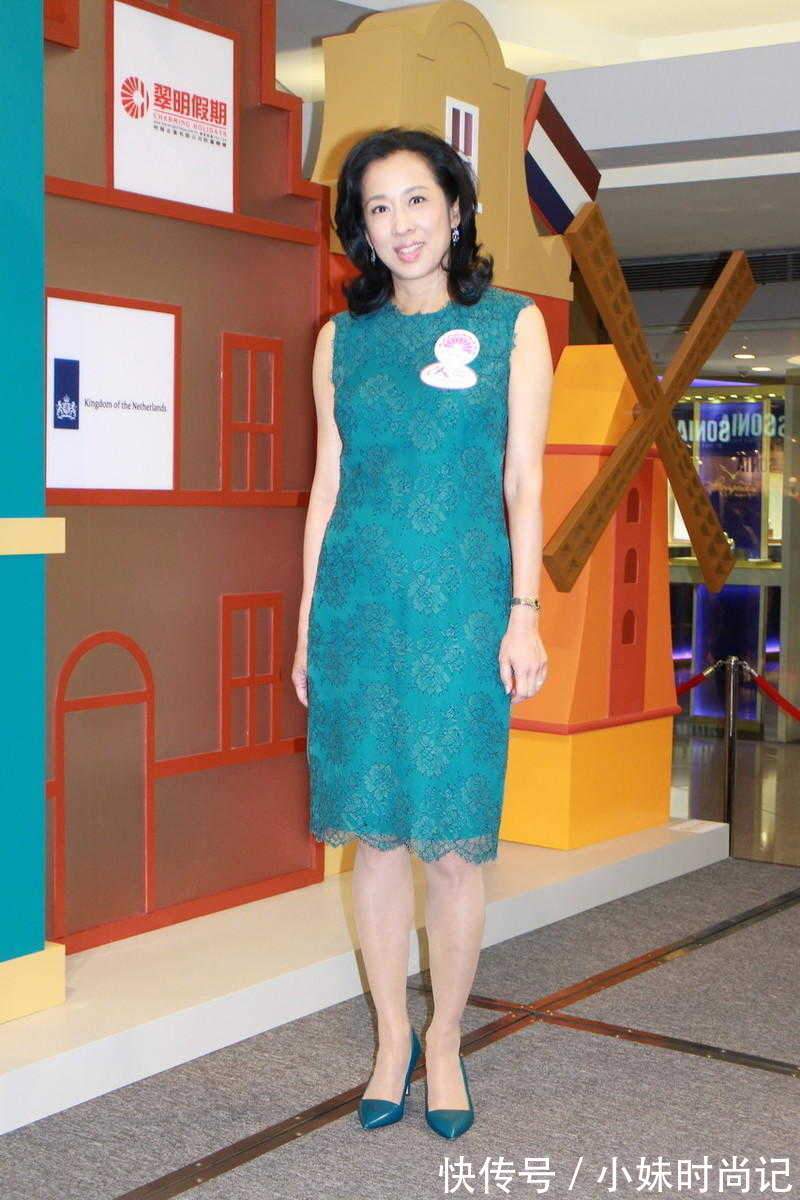 朱玲玲|朱玲玲的穿搭法则,大波浪卷发搭配无袖蕾丝裙亮相,62岁依然漂亮