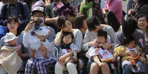 陌生人|为什么宝宝看见“某些人”会突然大哭?并非迷信,基本有3个原因