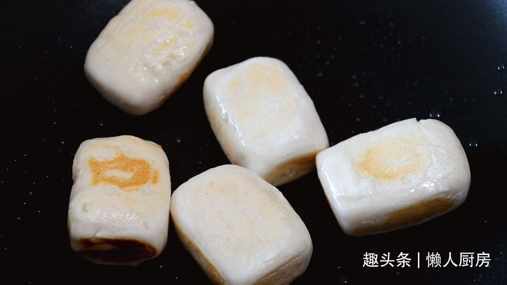 年糕不用买，撒点糯米粉，加点热水自己做，咬一口，还会爆浆