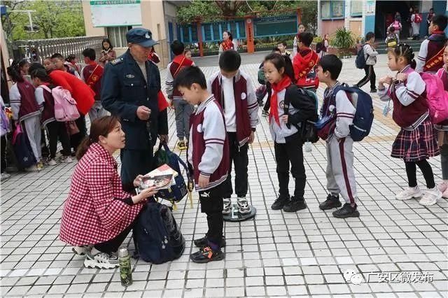 学生进校称书包重量，这波操作厉害！