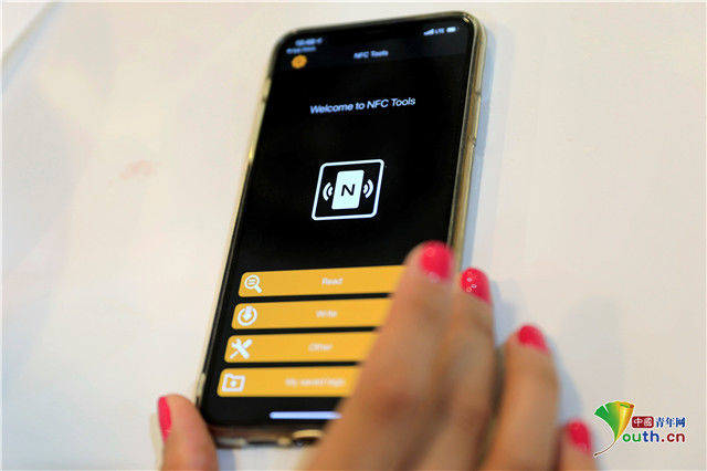 inst迪拜美容院推出“指甲芯片”代替名片