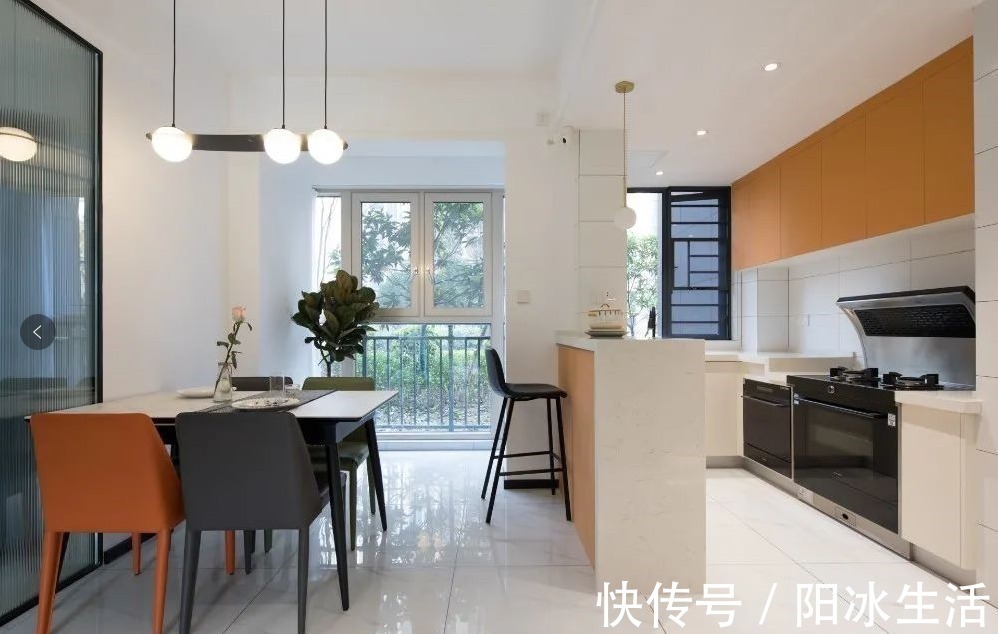 橙绿撞色|精选案例丨130平现代混搭婚房，橙绿撞色吸睛十足！