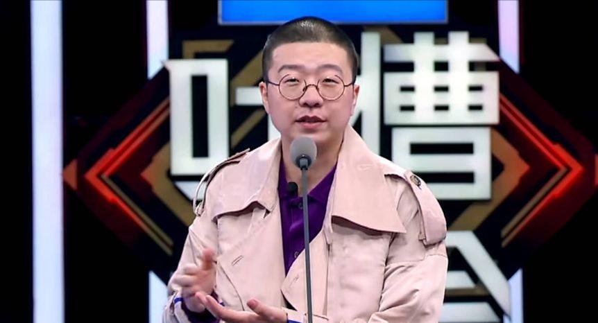 以前只知道《吐槽大會》有寫好的稿子，現在才知道對面就是提詞器