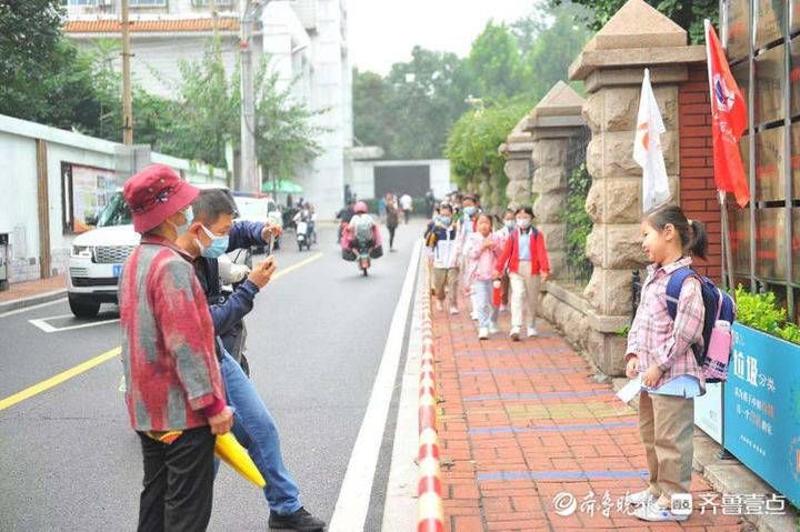 山师附小|记录下这一刻！学校门口家长们纷纷拍下孩子入学瞬间