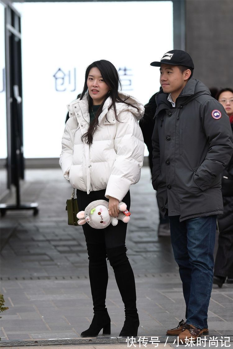 黑色|街拍:小姐姐搭配白色羽绒服,黑色弹力裤和过膝靴,保暖又时尚!