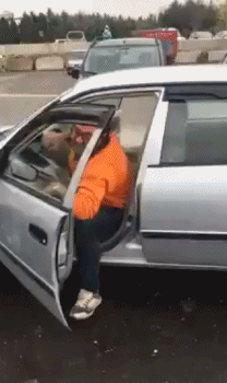 |搞笑GIF:霸气了我的姐 这辈子见过最拉风的走路姿势