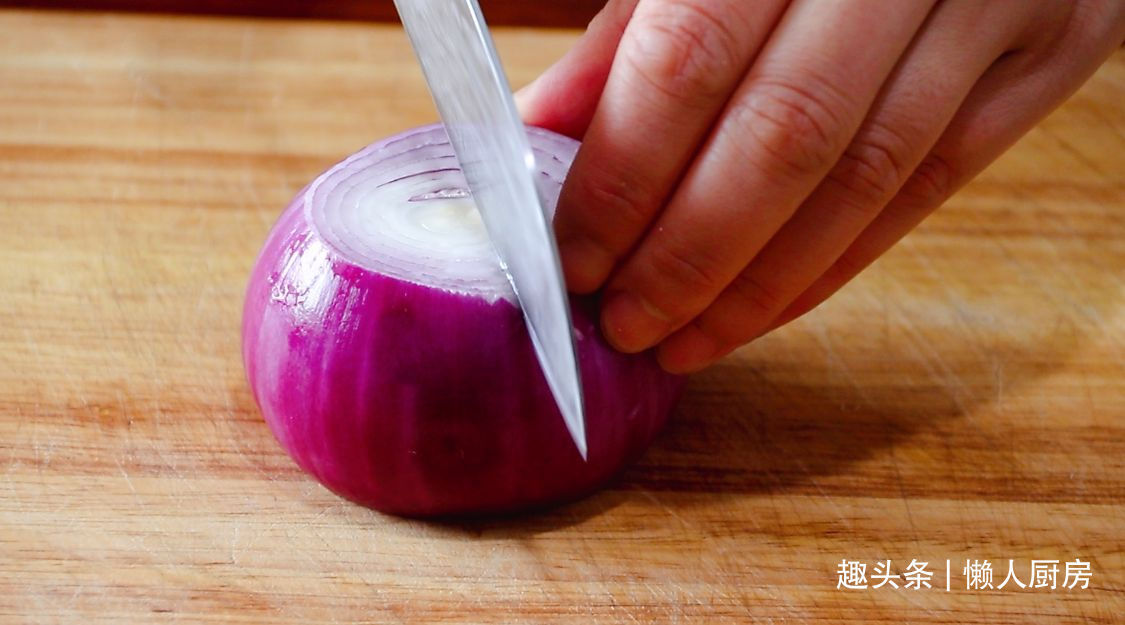 炖煮|这鱼我家隔天吃一次，锅底放这些，不加水炖煮，鱼肉鲜嫩