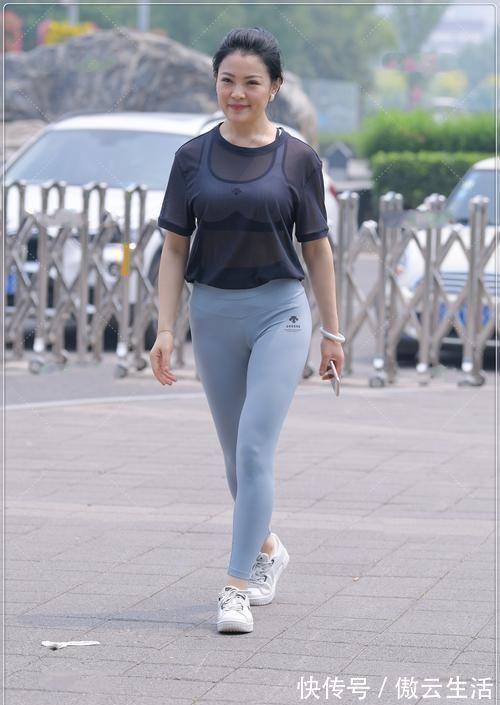 上衣|黑色透明清爽上衣,搭配运动套装,显白显年轻