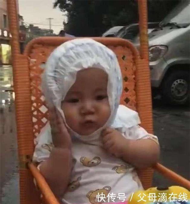 湿巾|宝妈带宝宝出门没拿伞,路上突然下雨,急中生智的做法让人想笑