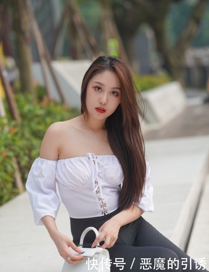 清凉抹胸搭配紧身喇叭裤,遮肉显瘦“秀长腿”,既成熟又清纯