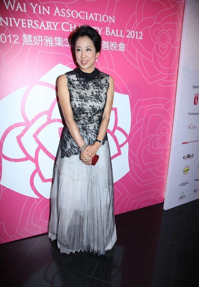 朱玲玲颜值高气质更高，穿无袖上衣搭配九分裤漂亮大气，身材傲人