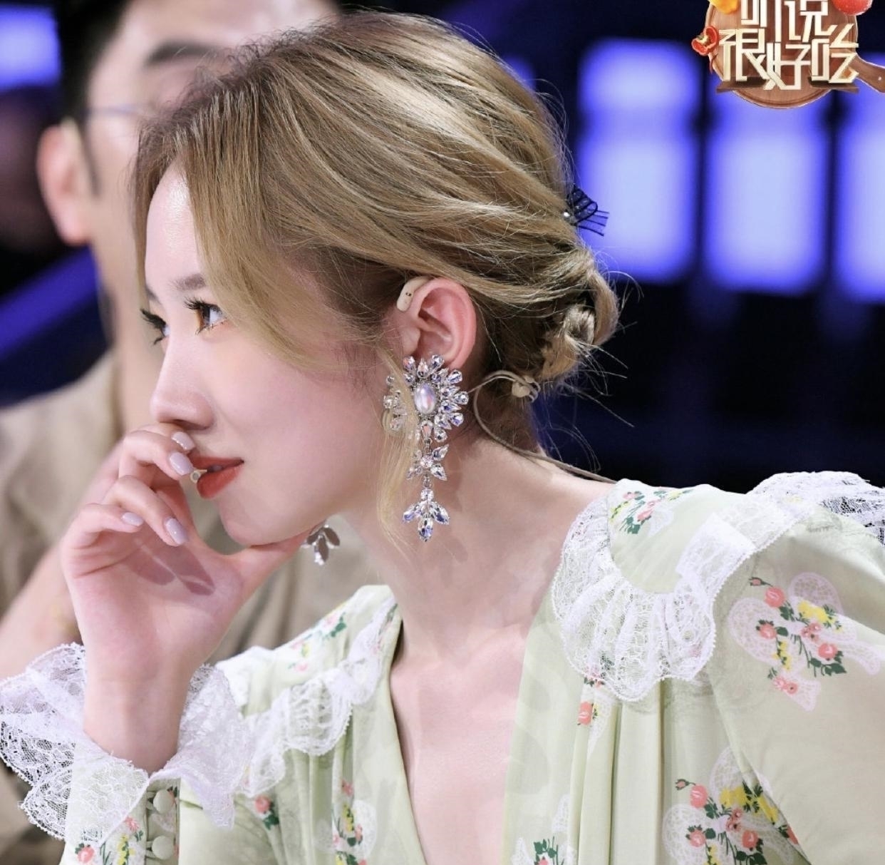 造型|孟美岐參加某節目的造型,深v牛油果綠印花連衣裙,普普通通