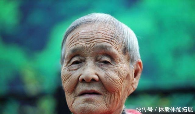 妈妈|46岁妈妈偶遇46岁奶奶，明明是同一年龄，差距却一目了然！