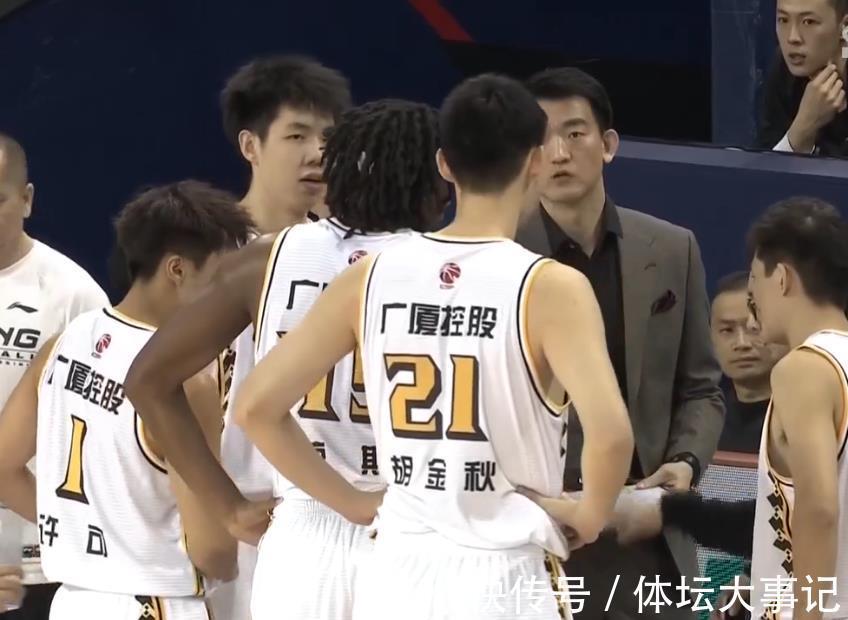 吉布森|落后6分!北京队半场3次违体,林书豪又是0分,胡金秋轻松拿12+6