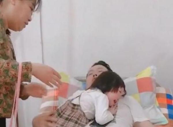 孩子|女儿看到爸爸在输液,抱着爸爸哭得稀里哗啦,网友:贴心小棉袄
