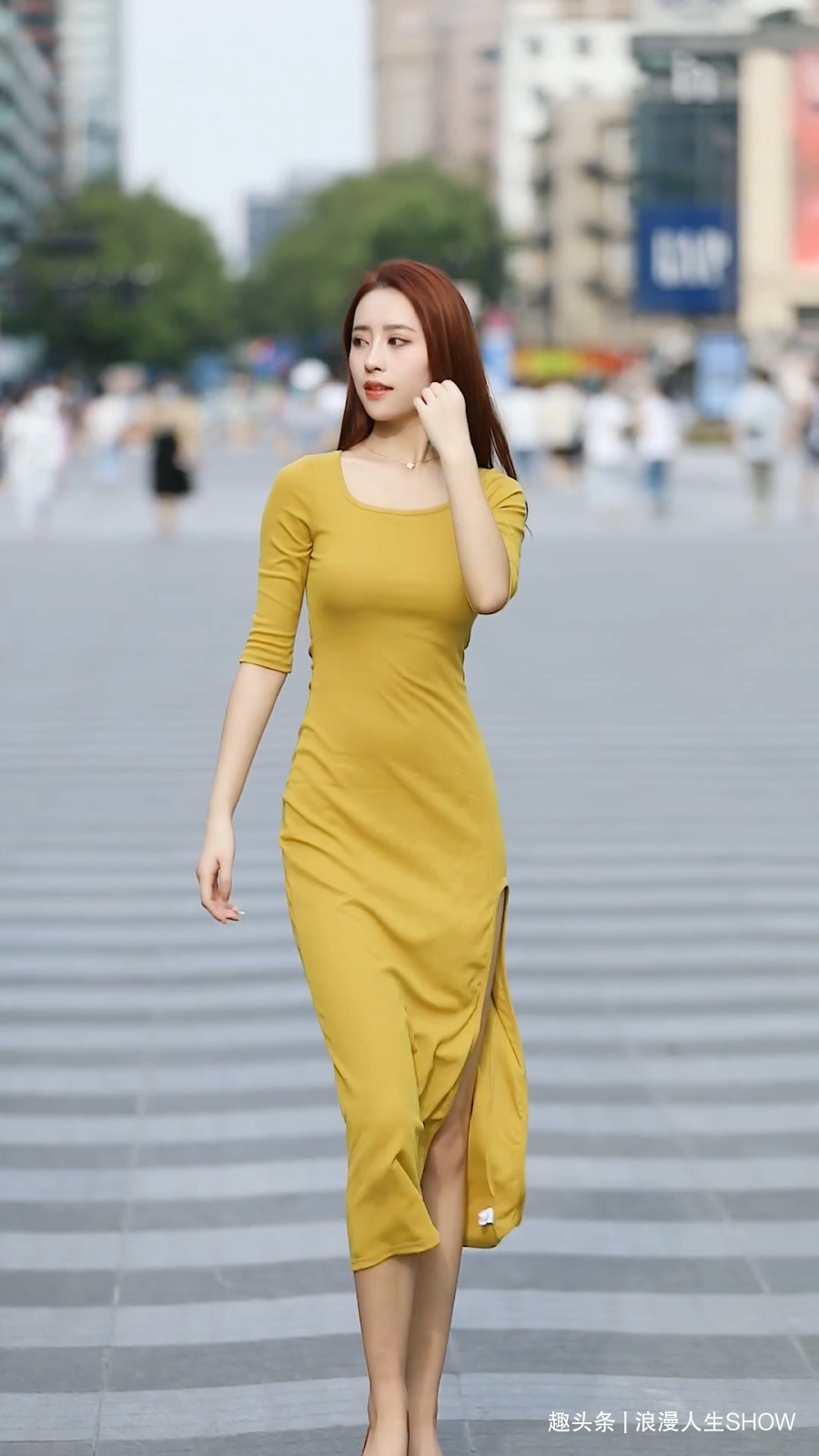 小饰品 姜黄色连衣裙搭配棕色平底鞋，简单优雅，魅力十足