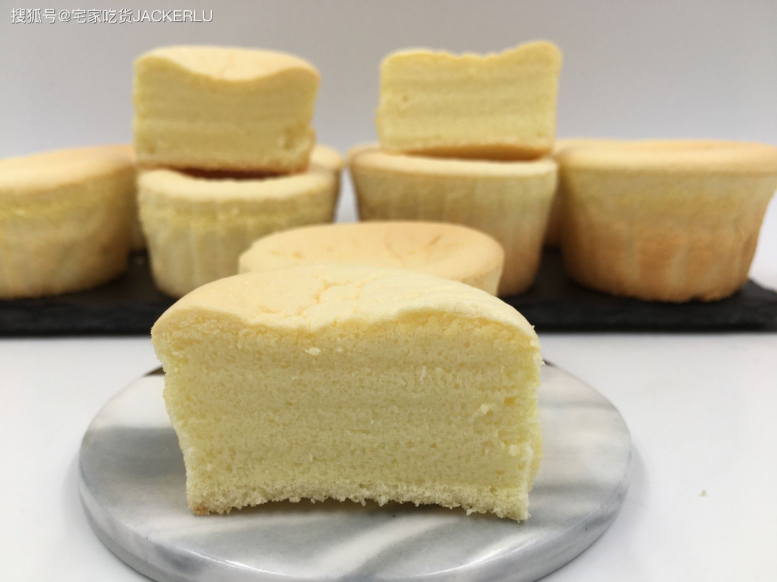 炼乳纸杯蛋糕，小巧可爱，奶香浓郁，口感细腻，制作简单，一次成功。