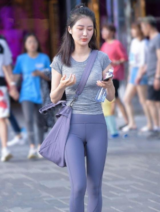 高腰打底裤的美，呈现出美女的成熟魅力