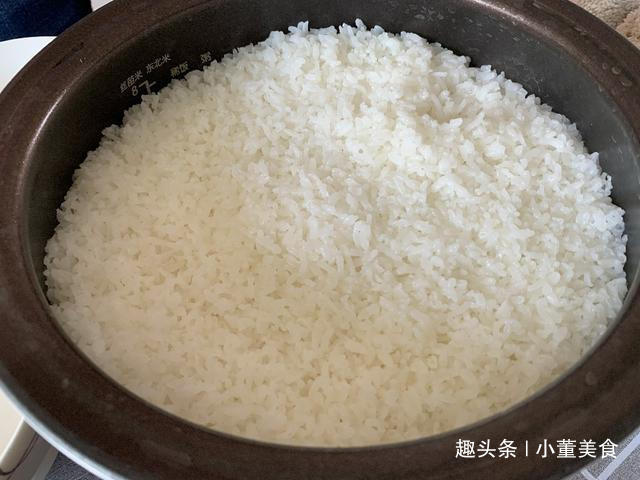 蒸米饭时,别只会加水蒸,多加这几步,蒸出的米饭又香又软