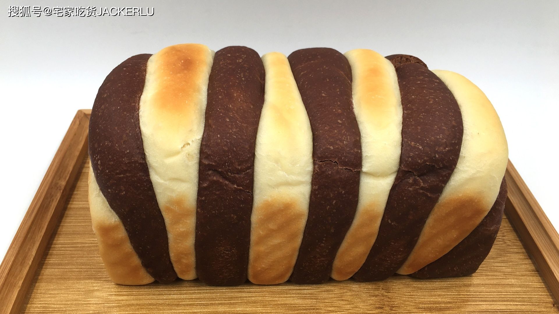 双色吐司面包,牛奶与可可携手共舞,双重味觉享受。