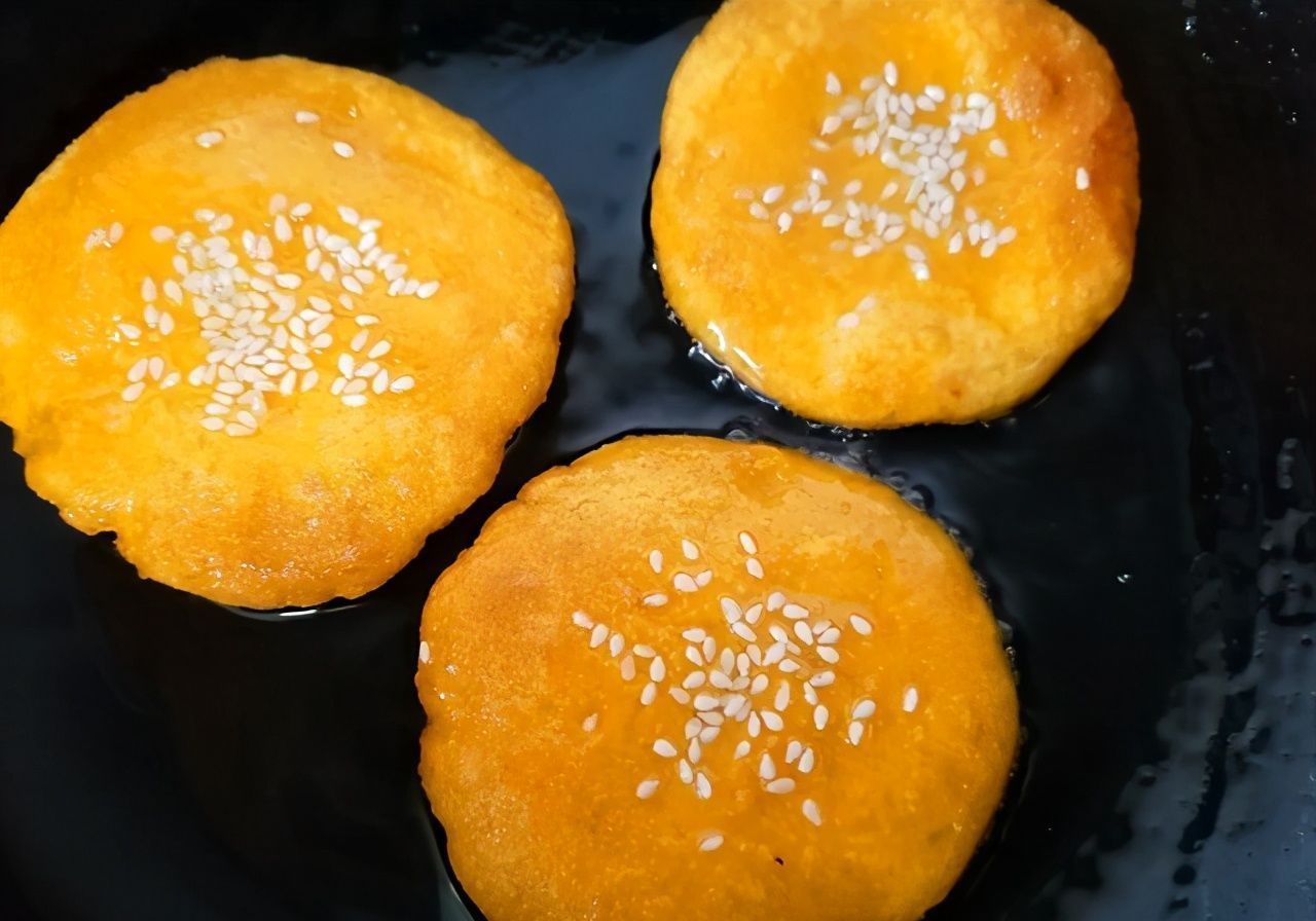  色泽|南瓜上市，教你美味南瓜饼的做法，色泽金黄，外酥里糯，孩子爱吃