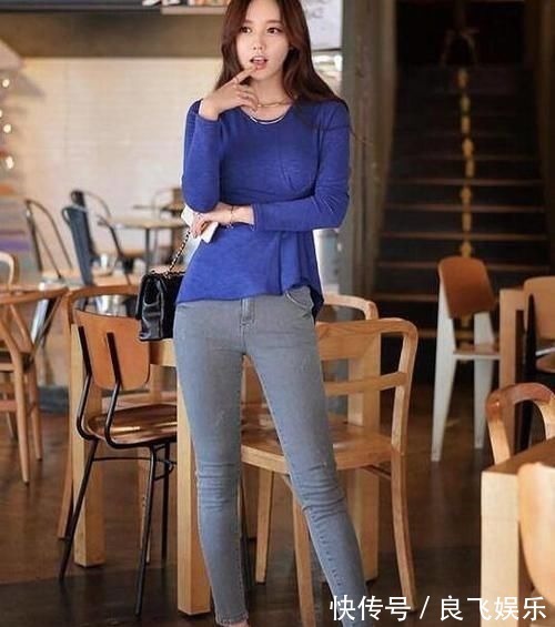 小吊带 爱穿紧身牛仔裤,搭配露脐小吊带,展示成熟性感的风情