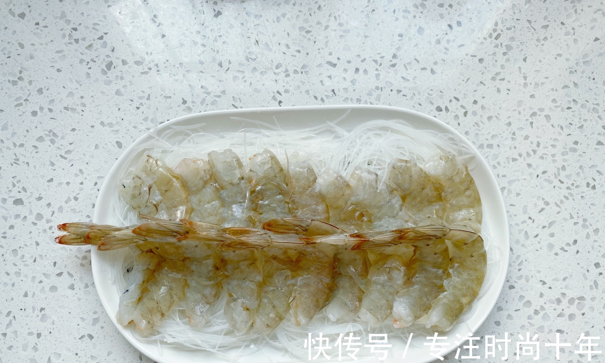 入味|蒜蓉粉丝蒸虾,粉丝不要焯水记住1招,虾肉鲜嫩粉丝入味又好