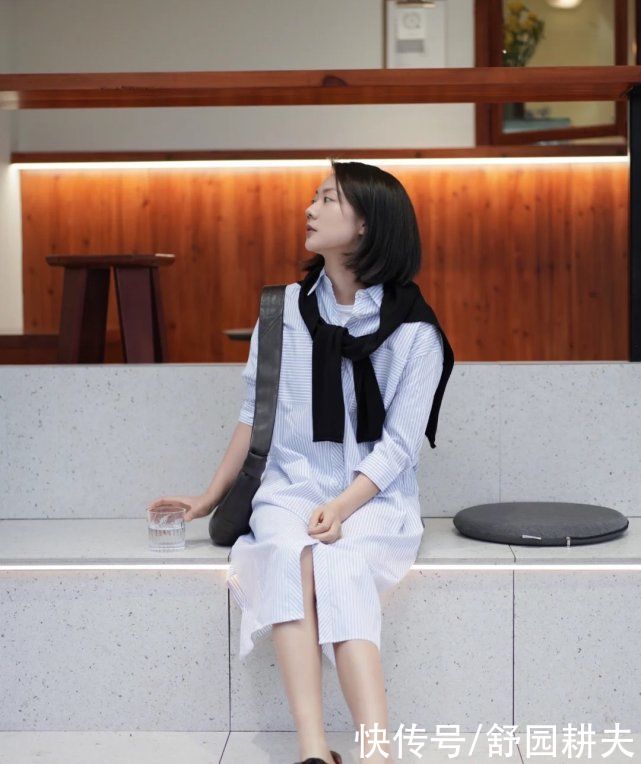 连衣裙过时了，今春流行“衬衫裙”，显瘦又不用想搭配，真时髦