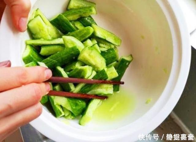 凉拌黄瓜不入味凉菜师千万别直接拌,多加这一步,脆爽又入味