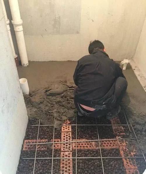 老师傅|卫生间做下沉式回填好处多多,网友:老师傅才有这手艺!