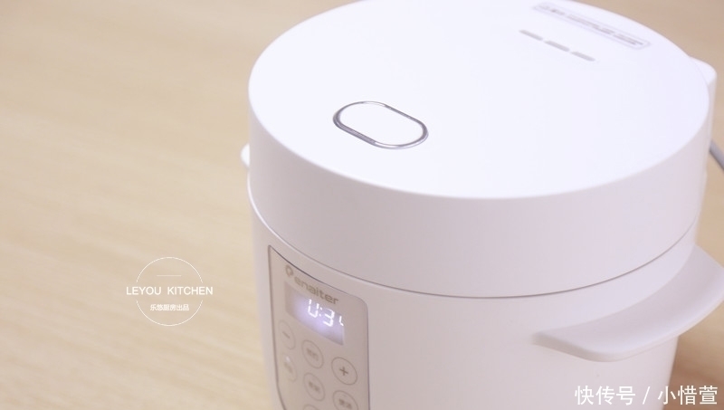 想吃枣糕,用电饭锅就能做,不用打发,不用发酵,拌好面糊就入锅