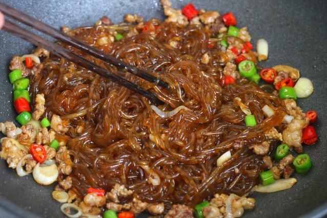关键点|做肉末炒粉条，记住两个关键点，不管放多久，粉条都不粘不坨