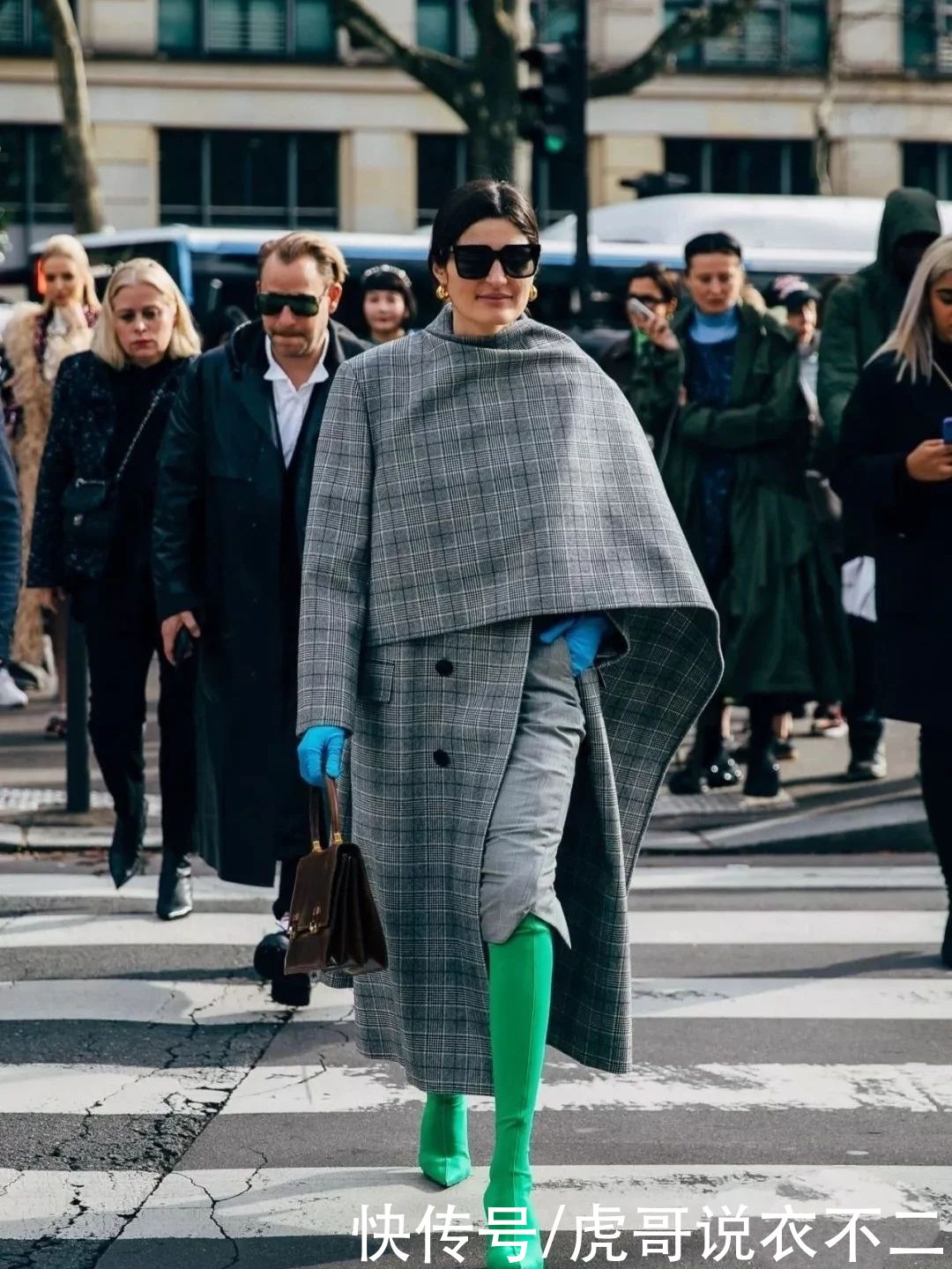 冬末别总穿基础款大衣，斗篷式大衣才是时尚C位，遮肉显瘦大气场