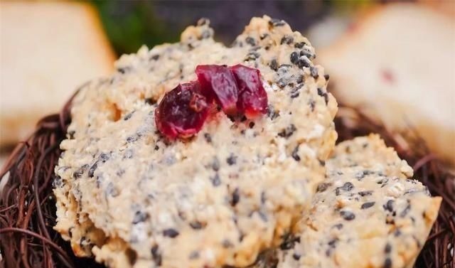 麦片不仅能冲泡，放入两个鸡蛋做成饼，早餐吃它健康又美味