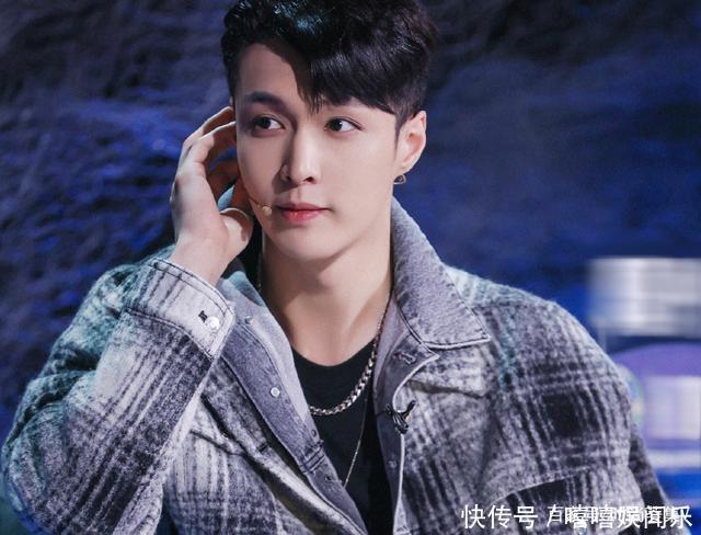 黑色t恤 又帅又奶,造型百变,这档综艺里的张艺兴帅气值满分