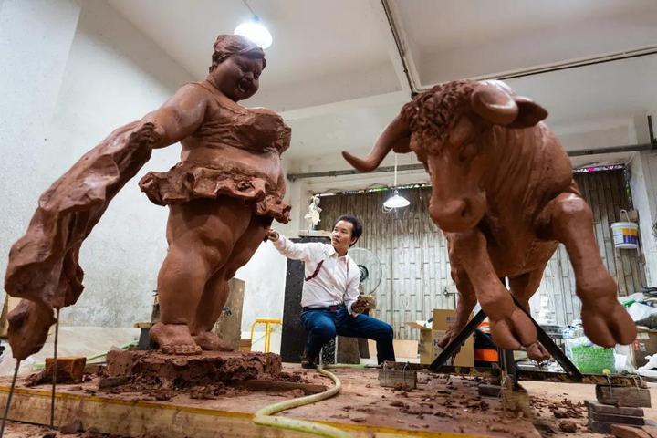 放大|“肥女斗牛”泥稿放大,为西班牙而作