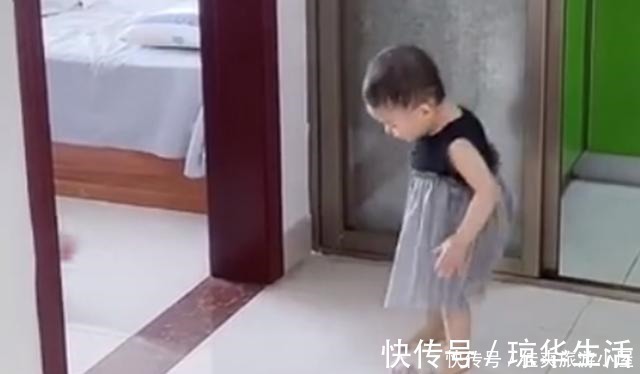 小妹|哥哥写作业,妹妹总去打扰,谁想到连人带兔一起被哥哥撵了出来