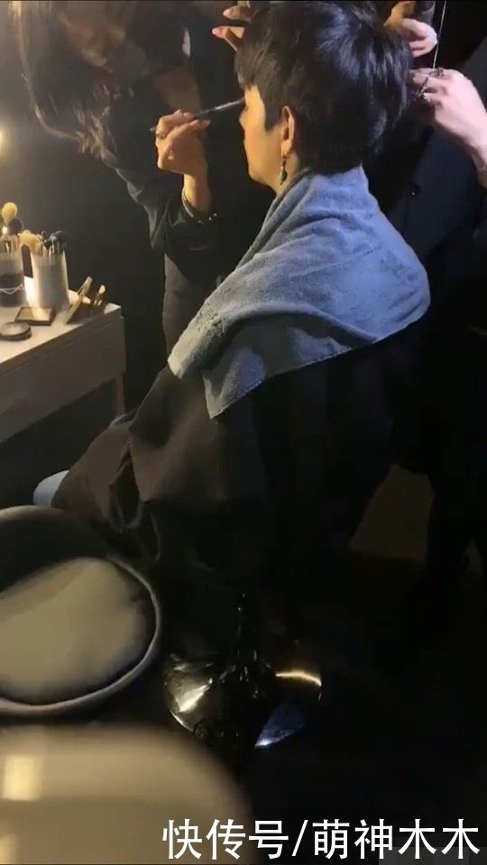 丁真首次亮相上海时装周，换上全套妆发造型看秀，为设计师献花