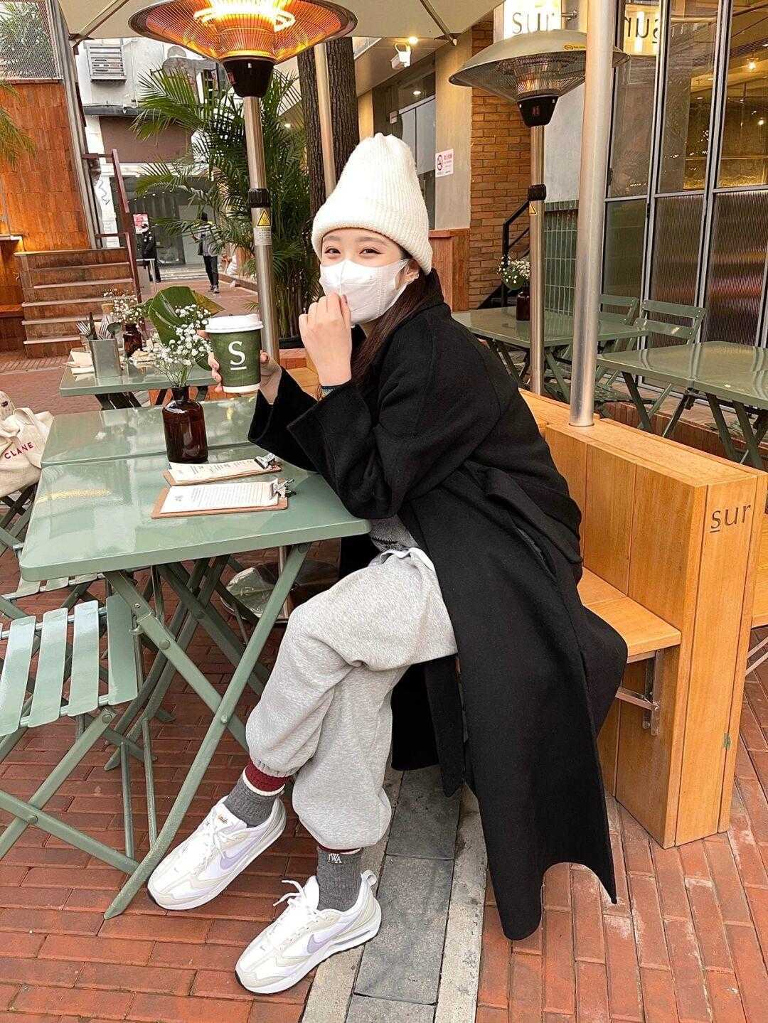 打底裤 别再用大衣搭紧身打底裤了!今年适合与大衣搭配的,是这几条裤子