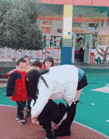 |搞笑GIF:听说,这哥们后来被这只拖鞋打的老惨了