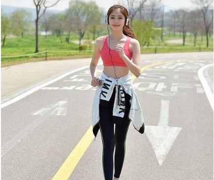 高挑|街拍迷人时尚的紧身打底裤美女,尽显高挑纤瘦完美的身材