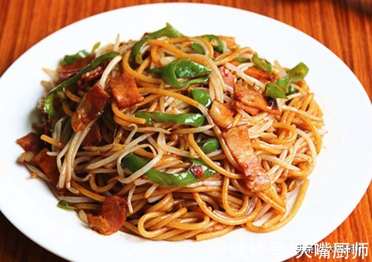 炒面条，不要煮好直接炒，学会3个技巧，面条筋道爽滑，不碎不粘
