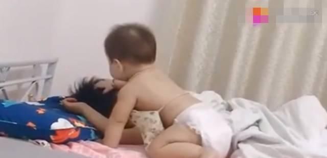 妹妹|哥哥正睡觉妹妹来捣乱,接下来这一幕,网友直呼哥哥太暖心