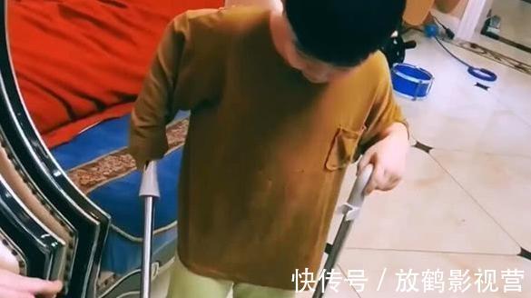 女儿|爸爸抱着女儿看电视，当看到旁边儿子，网友不淡定：这差别也太大！