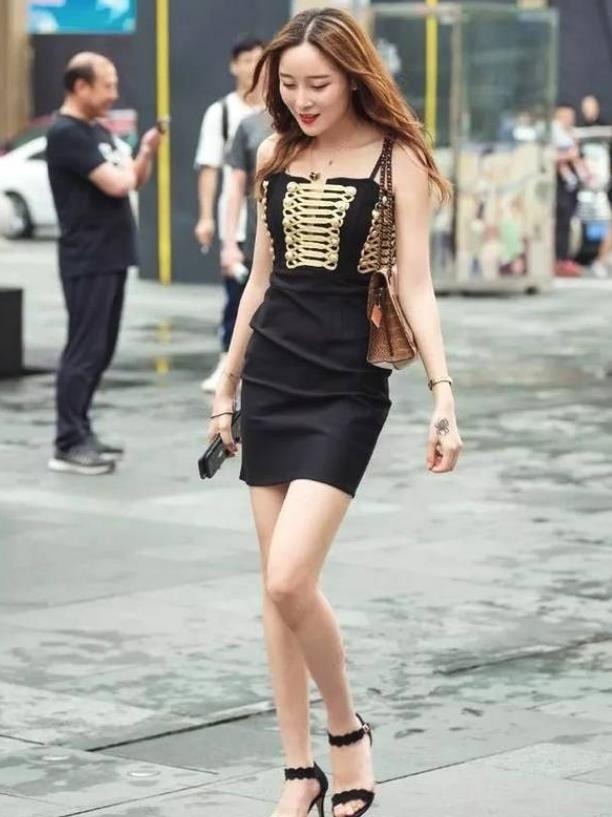 长得俊|街拍:面容白皙精致的小美女,长得俊美冷艳