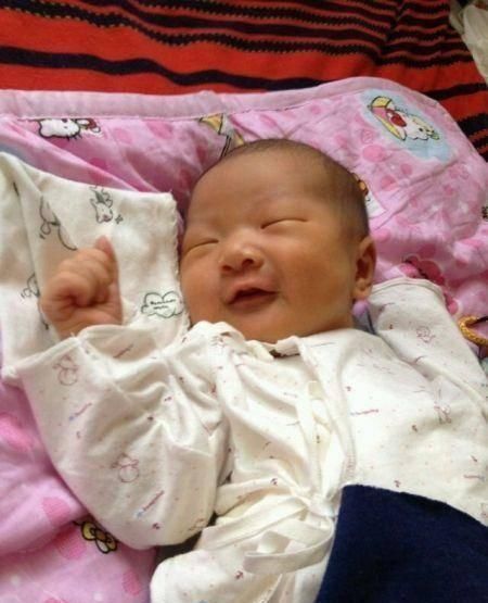 新生儿睡着后为何会偷笑宝宝这几个小秘密,宝妈们应该了解