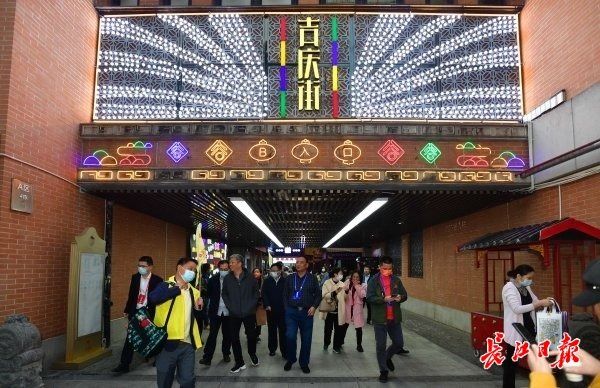 江汉路|网媒总编夜访汉口历史风貌区：体会到武汉人蓬勃的生命力