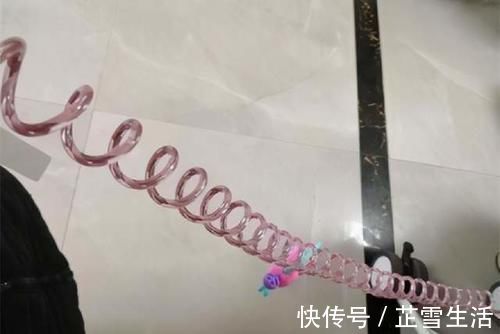 宝妈|生二胎时将女儿拴在医院凳子上,如今又要第三胎,网友:孩子可怜