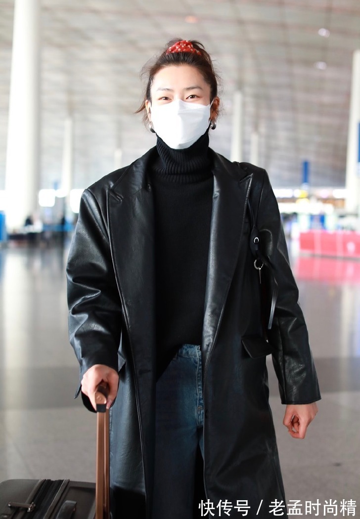 高级感|刘雯蓝色西装搭配长款毛呢外套,温柔又有气质